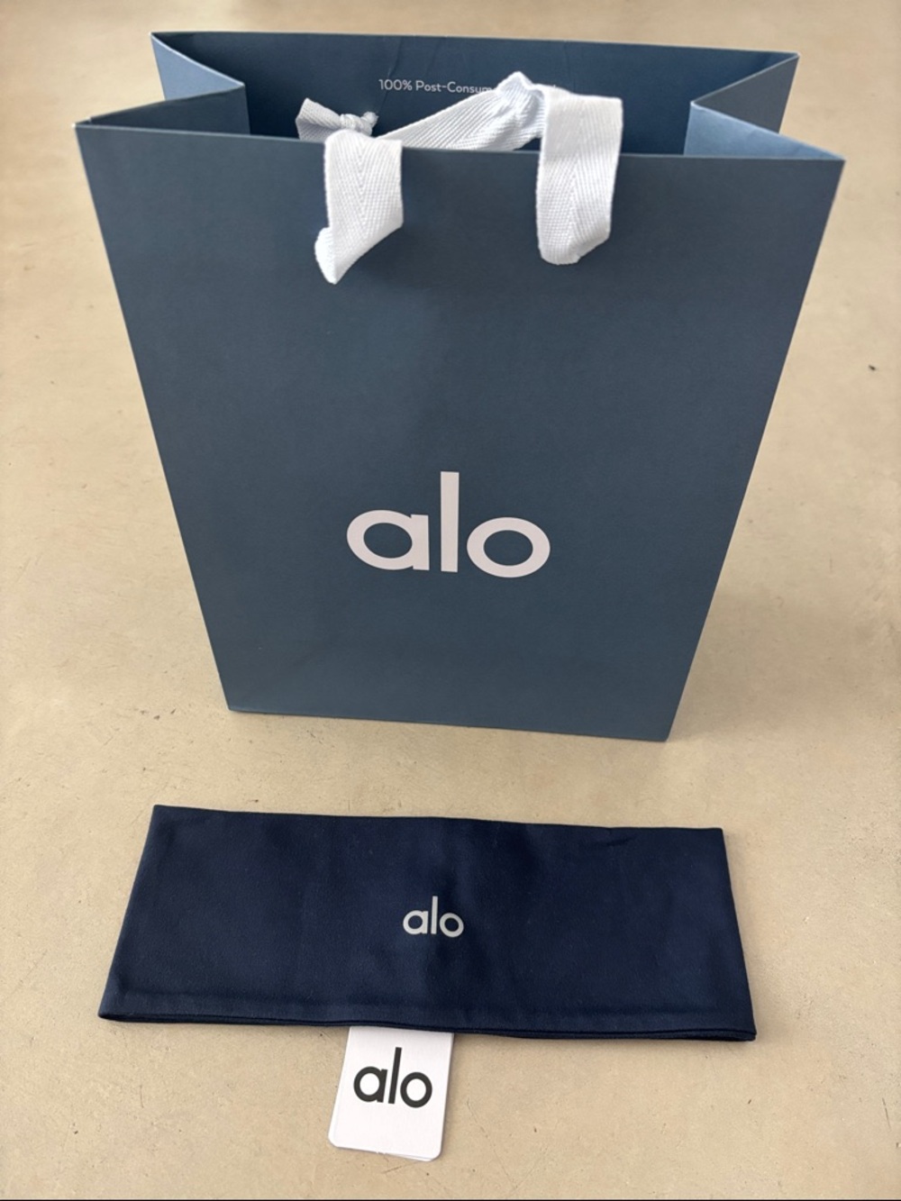 NWT Aunthetic ALO Yoga Performance Conquer Headband in Navy Blue & ALO Gift Bag